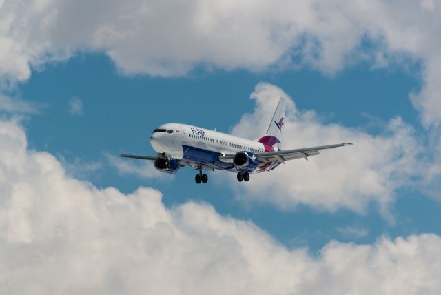 BOEING 737-400 (C-FLHE)