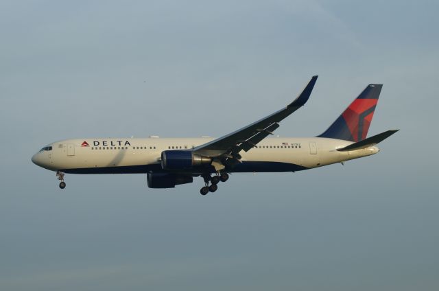 BOEING 767-300 (N171DZ)