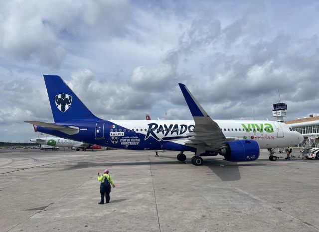 Airbus A320 (XA-VIY) - Pushback