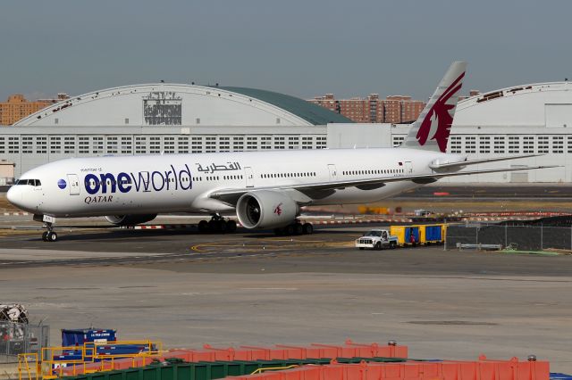 BOEING 777-300 (A7-BAA) - QATAR ONEWORLD