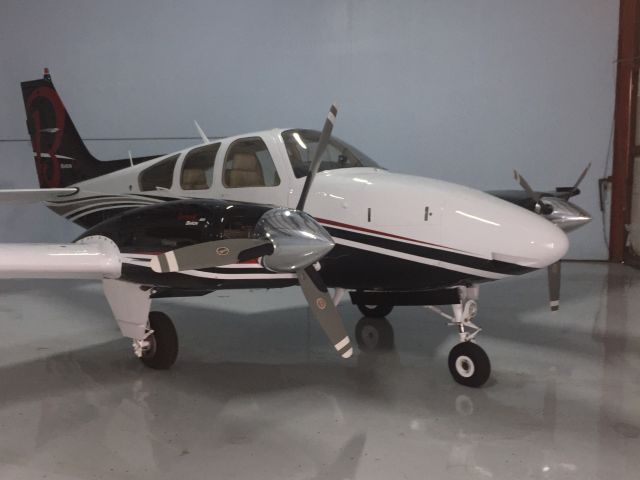 Beechcraft 55 Baron (N2061U)