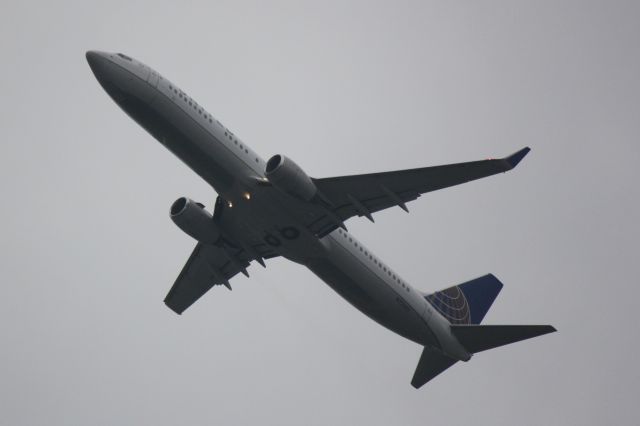 Boeing 737-900 (N72405) - United Flight 1684 (N72405) departs Sarasota-Bradenton International Airport enroute to Chicago-O'Hare International Airport