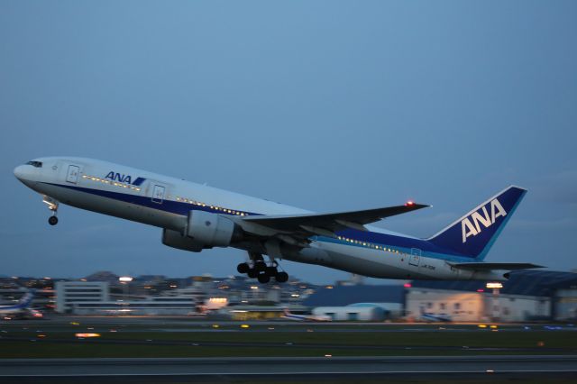 Boeing 777-200 (JA701A)