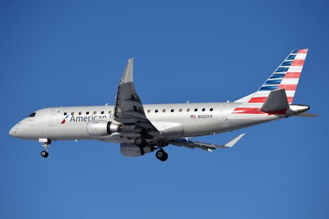 Embraer 175 (N420YX)