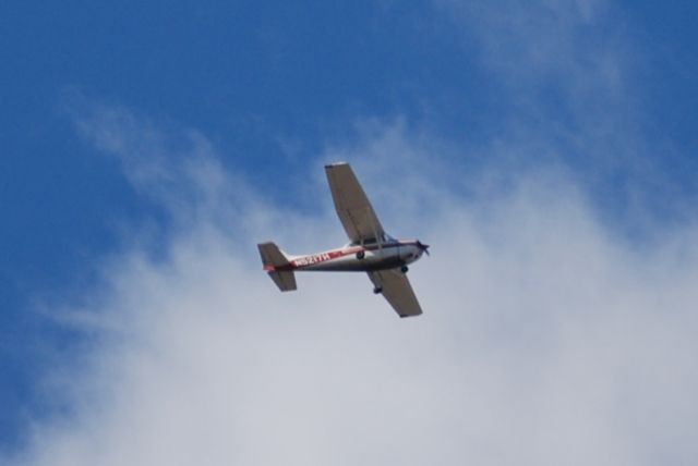 Cessna Skyhawk (N5217H) - On approach for runway 1