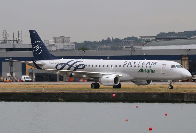 Embraer ERJ-190 (EI-RND)