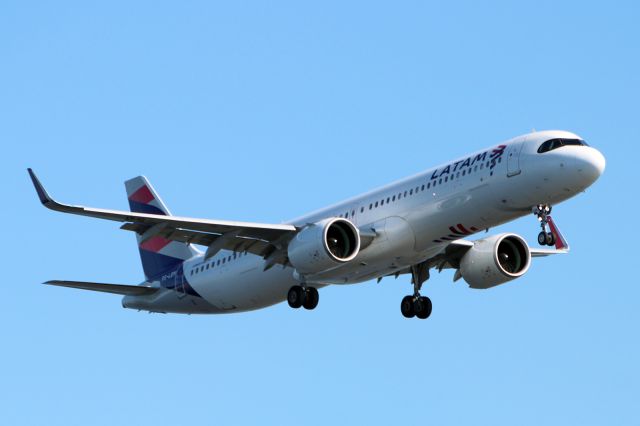 Airbus A321 (PS-LBM)