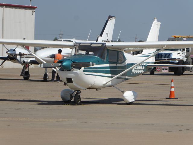 Cessna Skylane (N6895E)