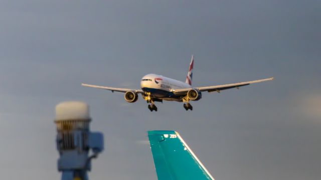 Boeing 777-200 (G-YMMJ) - British Airways 777-200 landing at PHX on 3/6/2022. Taken with a Canon 850D and Canon 75-300mm lens.