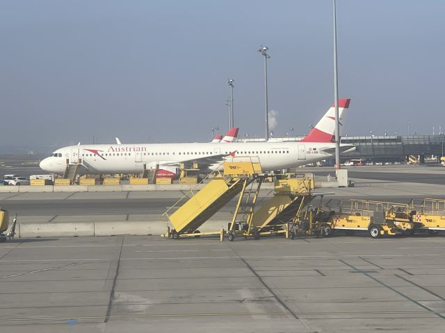 Airbus A321 (OE-LBB) - Ready to depart Vienna.