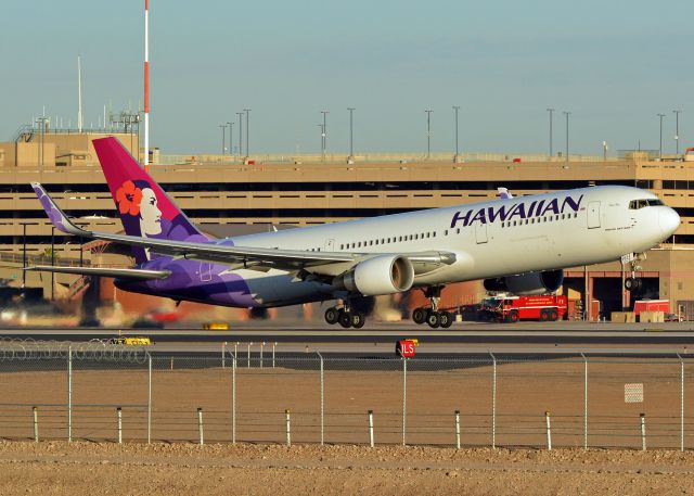 BOEING 767-300 (N582HA)