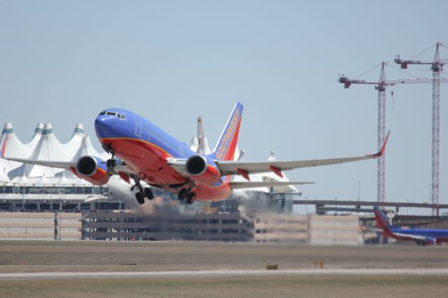 Boeing 737-700 (N772SW) - Taking off from runway 25.