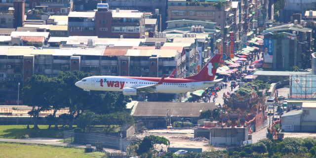 Boeing 737-800 (HL8070)