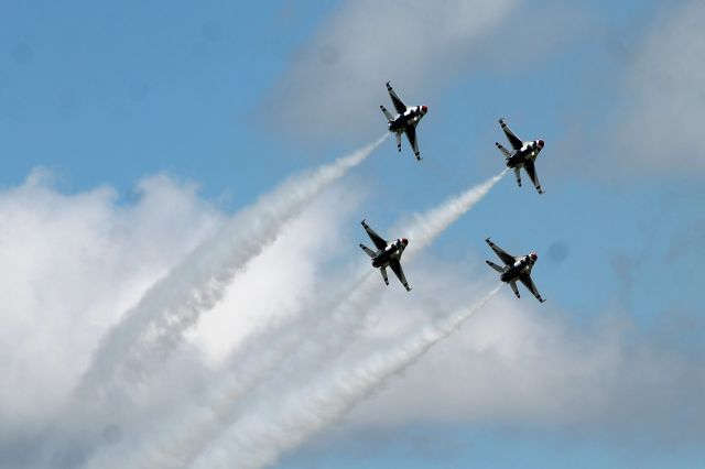 Lockheed F-16 Fighting Falcon — - US Air Force Thunderbirds