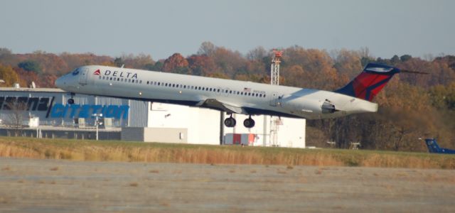 McDonnell Douglas MD-88 (N954DL)