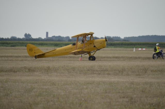 OGMA Tiger Moth (N8233)