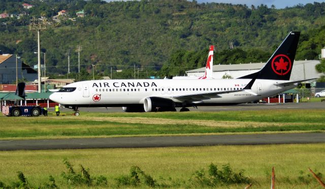 Boeing 737 MAX 8 (C-FSEQ)