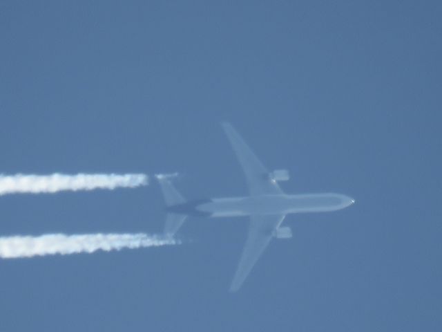 BOEING 767-300 (N181FE)