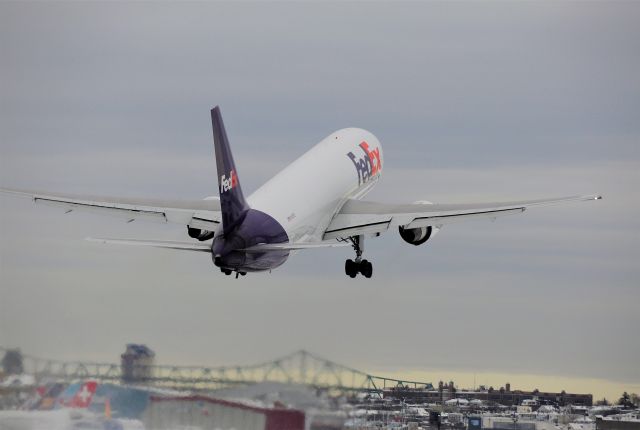 BOEING 767-300 (N145FE) - 33L take off