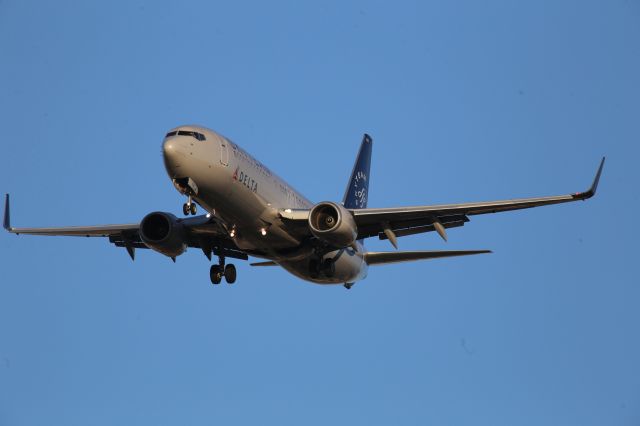 Boeing 737-800 (N3761R)