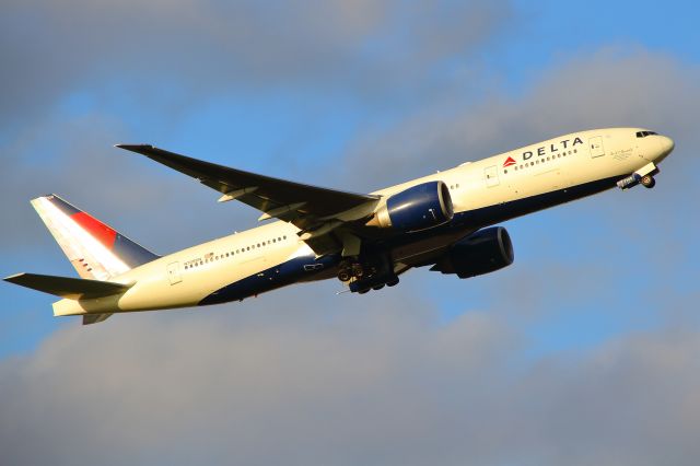 BOEING 777-200LR (N708DN)