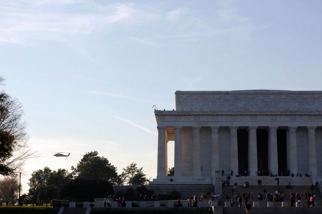 — — - VH-60N White Hawk, Presidential Helicopter passing the Lincoln Memorial