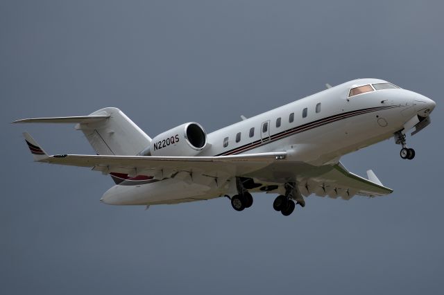 Canadair Challenger (N220QS)