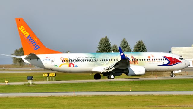 Boeing 737-800 (C-GRKB)