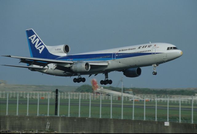 Lockheed L-1011 TriStar (JA8509) - Short Final at Tokyo-Haneda Intl Airport Rwy22 on 1993/09/17