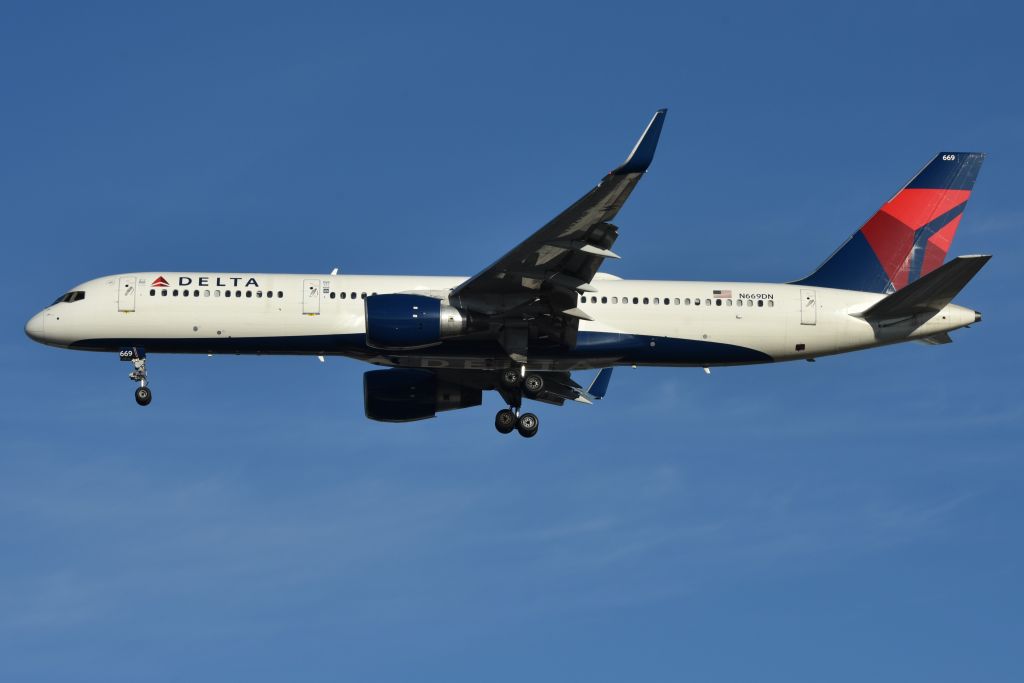 Photo of Delta B752 (N669DN) - FlightAware