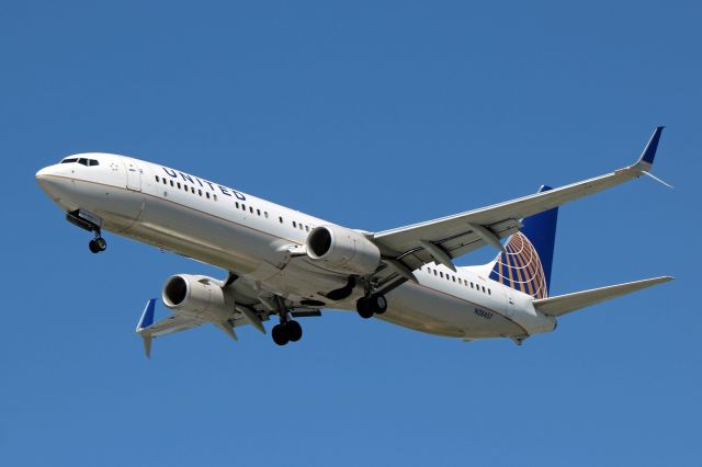 Boeing 737-900 (N28457) - United1739, (N28457, cn 41744) on final for RWY 24R.