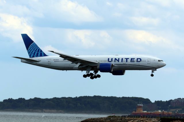 Boeing 777-200 (N78004) - EWR weather diversion