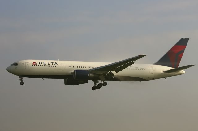 BOEING 767-300 (N152DL)