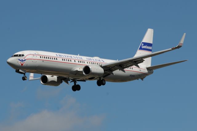 Boeing 737-900 (N75436) - CO RETROJET Landing Runway 28 in Aug 2012