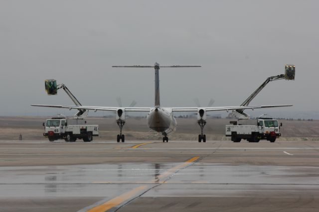 de Havilland Dash 8-400 (N345NG) - Deice operations at DIA on a cold and grey day.