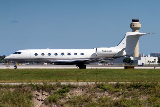 Gulfstream Aerospace Gulfstream G650 (N650RH) - Lining up to depart rwy 10L on 1-Nov-17.