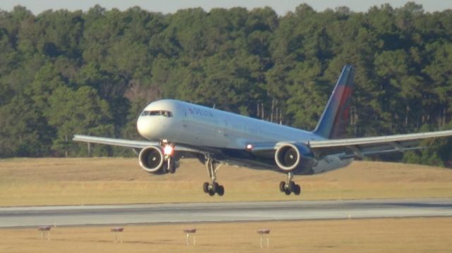 Boeing 757-200 (N675DL) - Delta 800 landing from Atlanta on runway 23R.  Taken December 11, 2014.