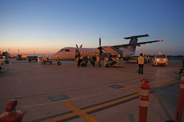 de Havilland Dash 8-300 (C-FJVV) - Arrivée de Québec fin d'après midi