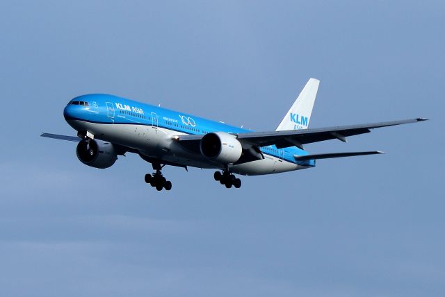 Boeing 777-200 (PH-BQL) - 'KLM 617' inbound to 4R