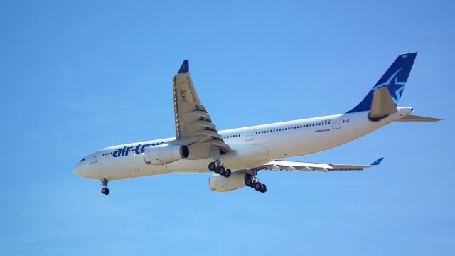 Airbus A330-300 (C-GTSD) - Landing flight TSC732 from Toronto to Madrid