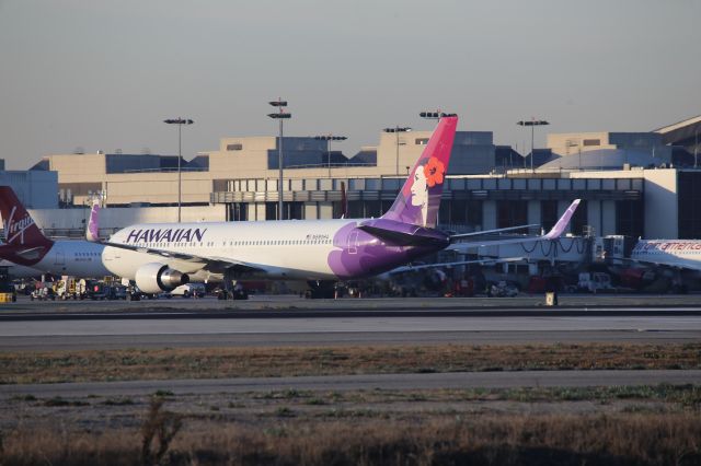 BOEING 767-300 (N590HA)