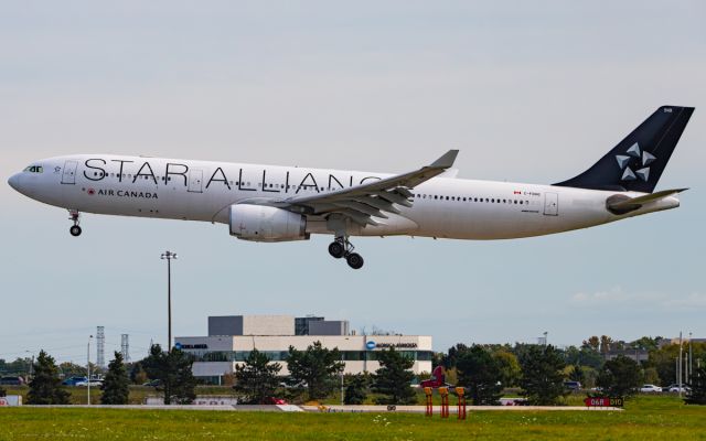 Airbus A330-300 (C-FDHG)