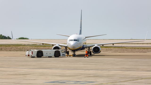 Boeing 737-700 (EI-EKH)