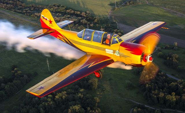 YAKOVLEV Yak-52 (RA-1895G)