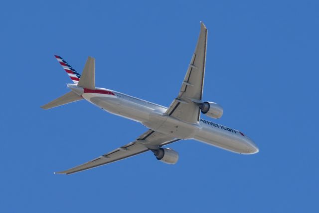 BOEING 777-300 —