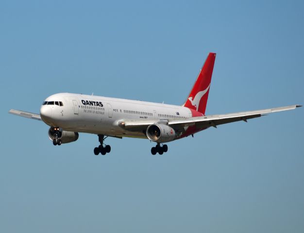 BOEING 767-300 (VH-ZXF) - On short finals for runway 05. Thursday 12th April 2012.