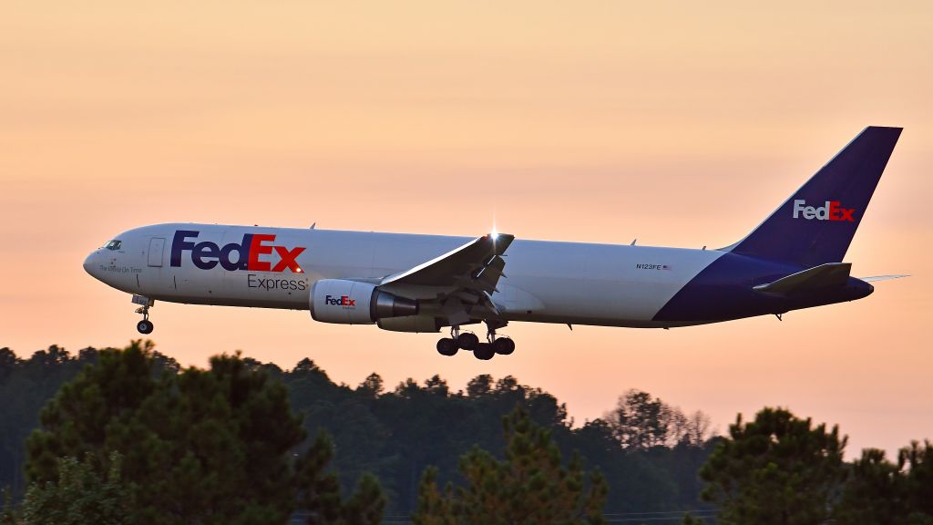 BOEING 767-300 (N123FE) - FedEx Boeing 767-300 (N123FE) arrives KRDU Rwy 23R on 10/07/2020 at 6:56 pm.