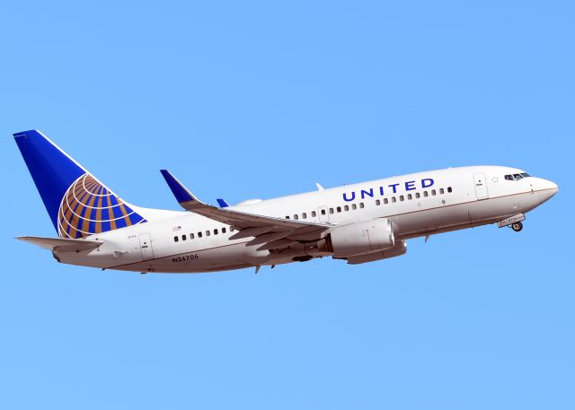 Boeing 737-700 (N24706)
