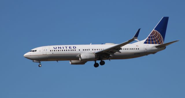 Boeing 737-800 (N77536) - On final is this 2016 United Airlines Boeing 737-824 in the Winter of 2020.