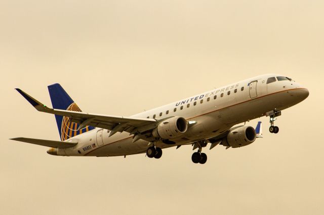 Embraer 175 (N168SY)